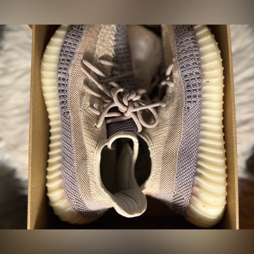 Yeezy Boost 350 V2- Ash Pearl - Picture 4 of 9